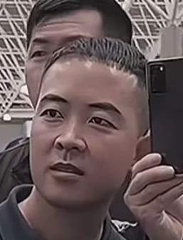 最猥琐的绅士！车展上，车和车模没火，一位“纯粹”的条纹哥火了！
