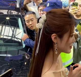 最猥琐的绅士！车展上，车和车模没火，一位“纯粹”的条纹哥火了！