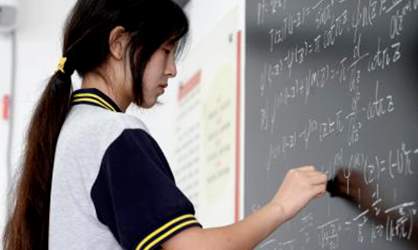 “中专数学天才”陨落，尬吹她的网友们，还在继续嘴硬...