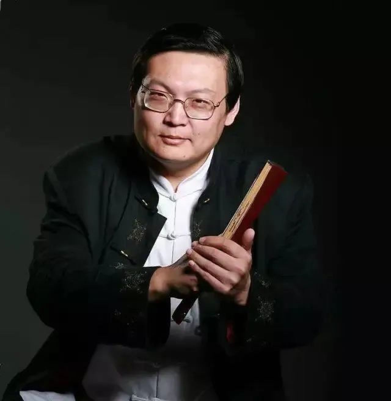 “老梁”梁宏达去哪了？“跌下神坛”后没有闲着，怀抱初心在前行_黑料正能量