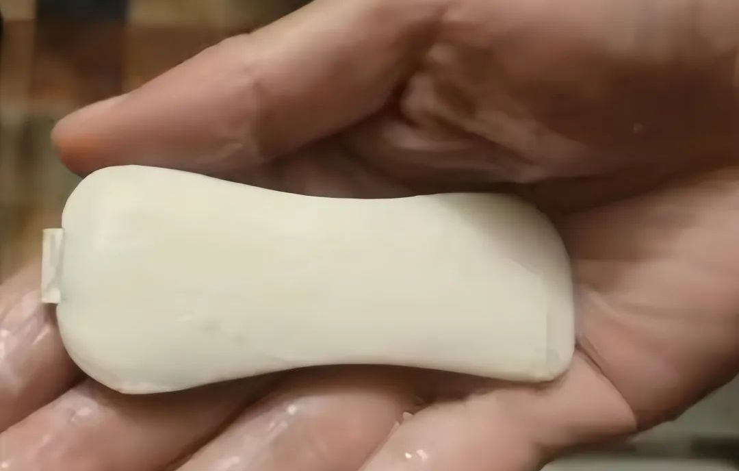 舒肤佳香皂惊现刀片！网友调侃：洗澡还得穿防弹衣？_黑料正能量