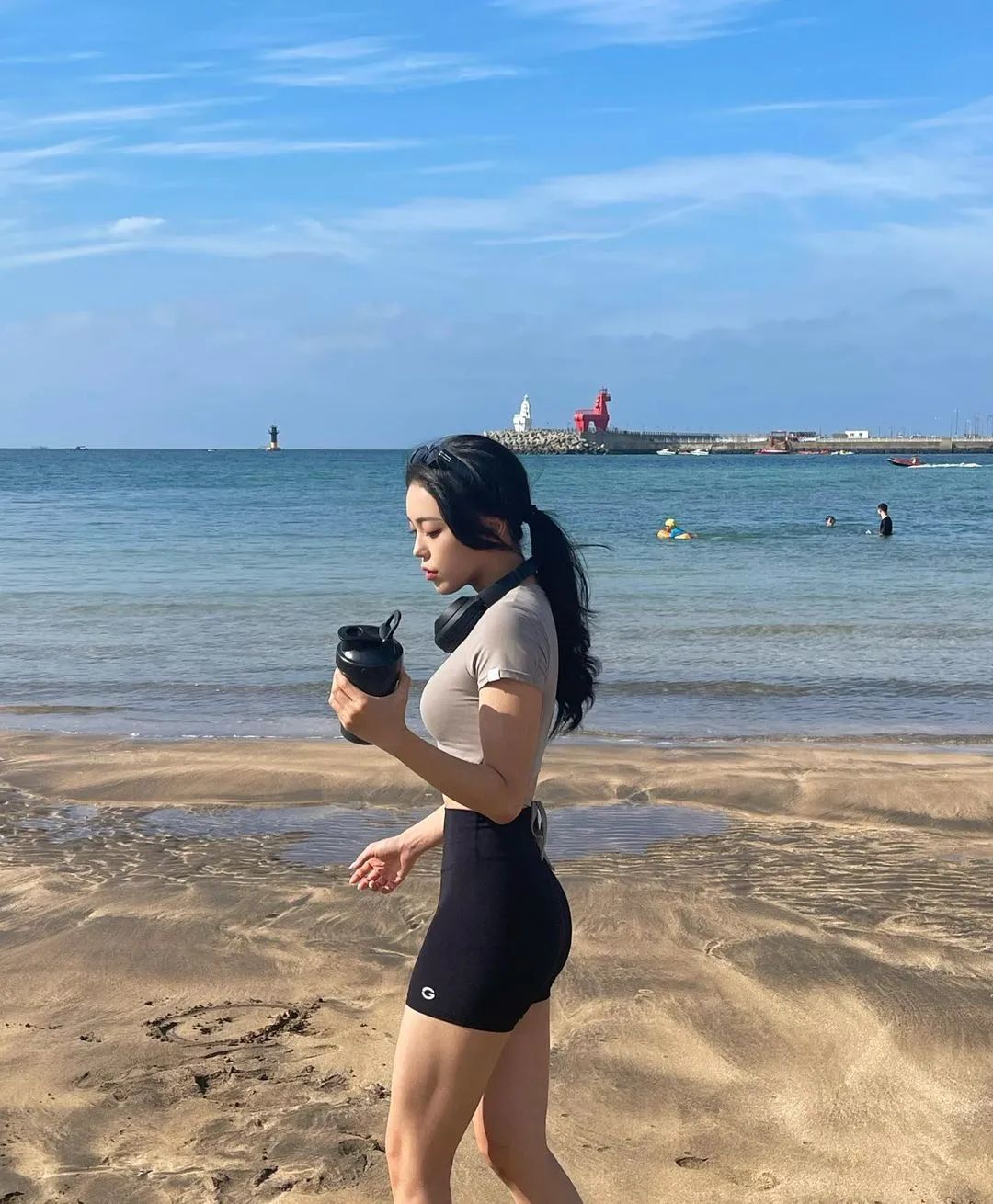 韩国最美摄影师，从幕后到台前，窈窕身段，玲珑曲线，让人神往_黑料正能量