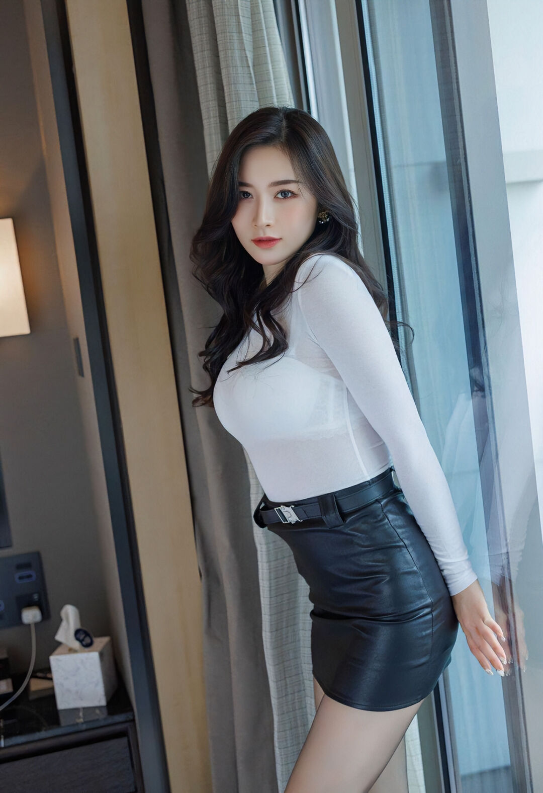 黑丝薄 皮裤紧 上衣白透 Vanessa 剧情写真_黑料正能量