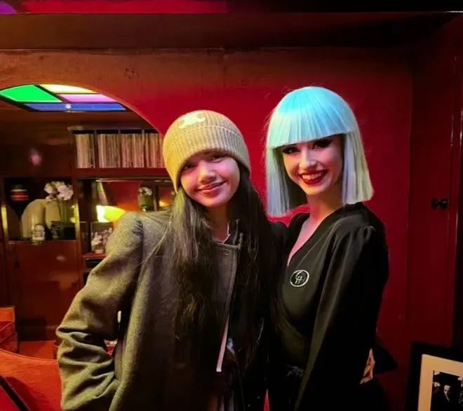讨好富豪男友，韩国组合BLACK PINK成员Lisa在会所大跳艳舞_黑料正能量