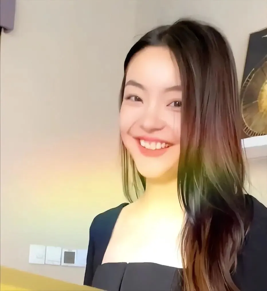 顶流塌房大瓜！陈飞宇睡粉，与女网红视频亲密照曝光！_黑料正能量