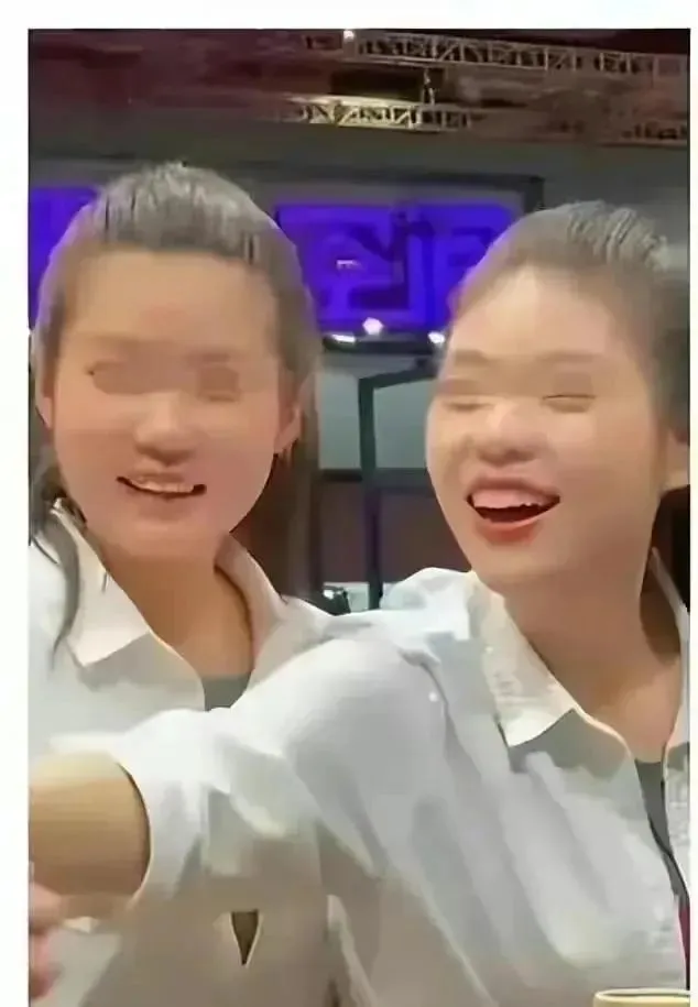 真没穿内裤？上海车展宾利女销售被曝不雅照，丑恶嘴脸尽收眼底_黑料正能量