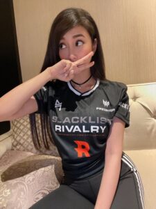 Cosplay女王Alodia Gosiengfiao惊艳复古风FPS造型！扮演《使命召唤》新皮肤Scylla Light Runner