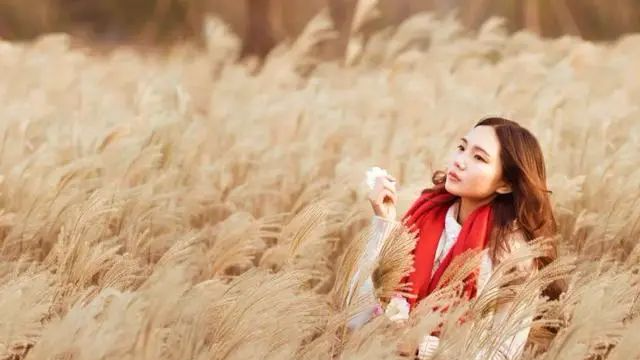 女人对男人动心，会有这几种“生理反应”，再矜持的她也掩饰不了_黑料正能量