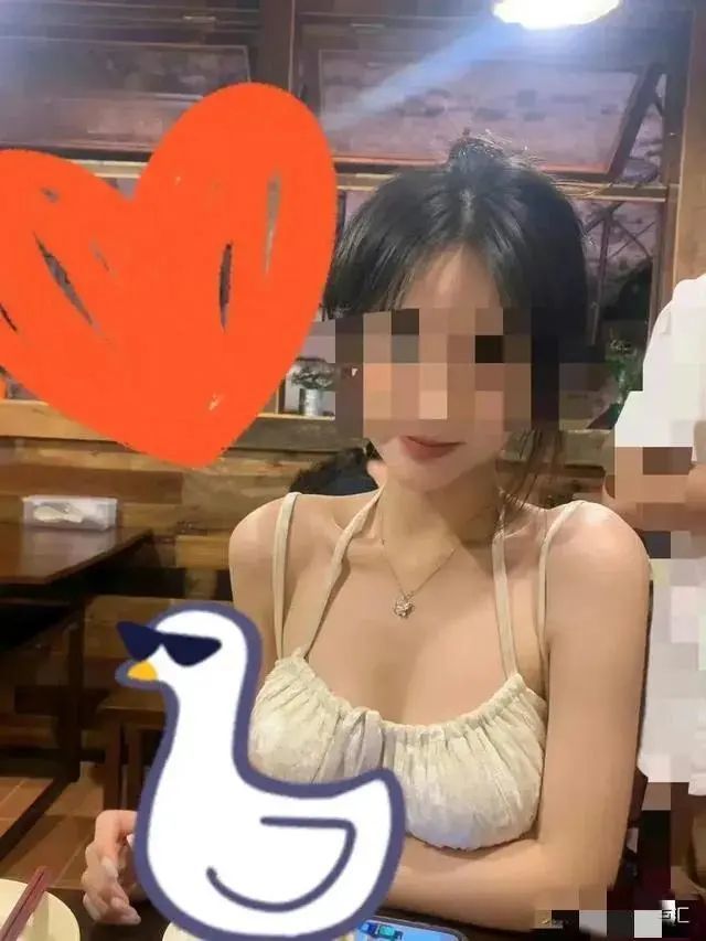 四川传媒学院小情侣教室演活春宫，网传小姐姐身材一级棒！_黑料正能量
