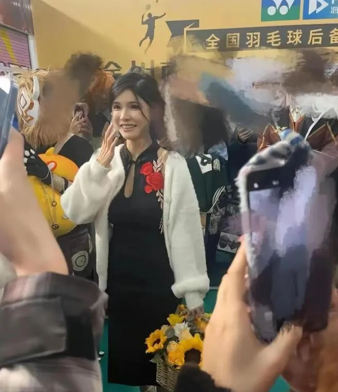 狗头萝莉痛哭致歉，否认轻生是剧本，不配接受网友的善意_黑料正能量