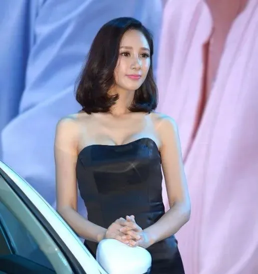 真没穿内裤？上海车展宾利女销售被曝不雅照，丑恶嘴脸尽收眼底_黑料正能量