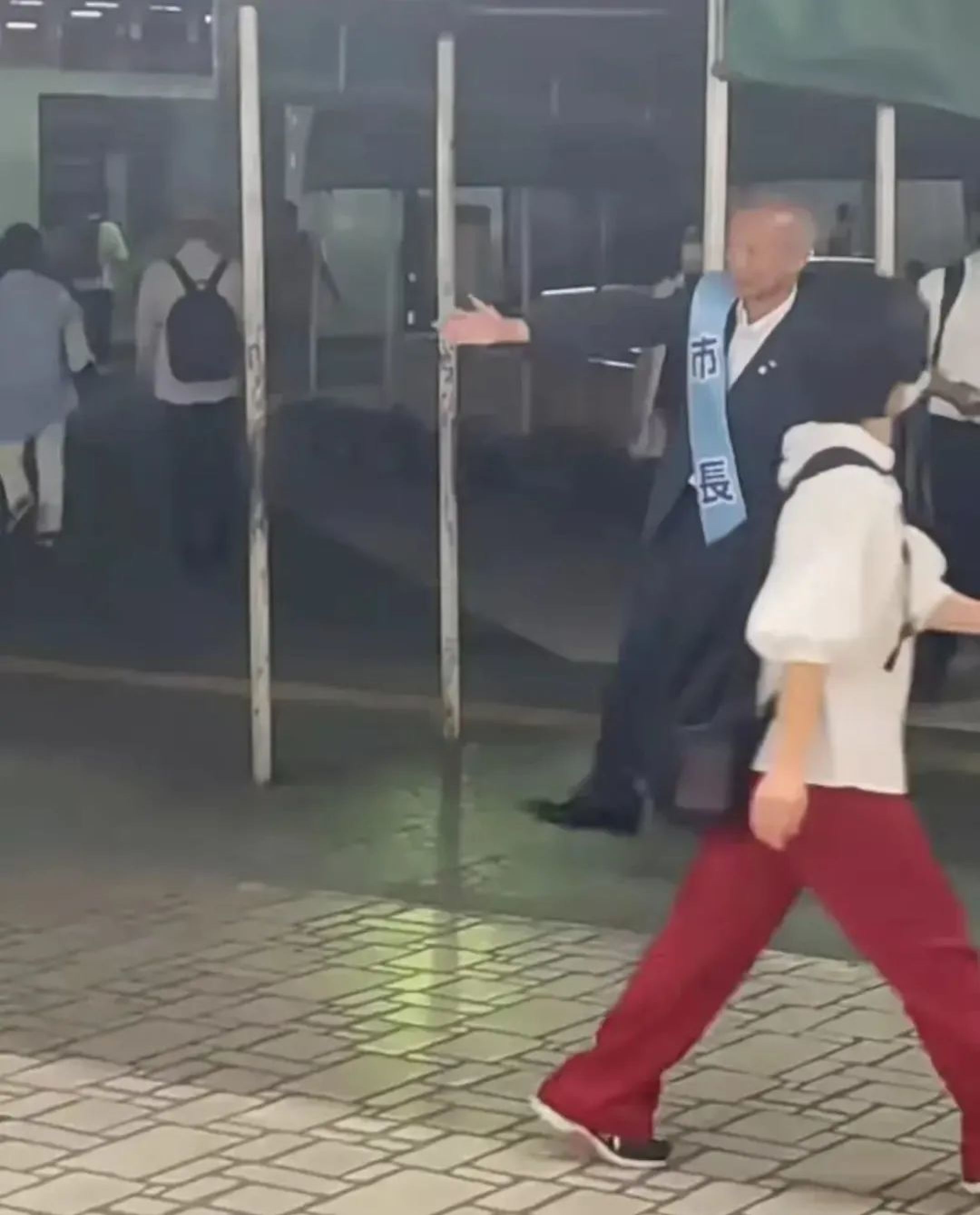 市长在地铁口“点头哈腰”，无人想当公务员，日本的官越来越难当_黑料正能量
