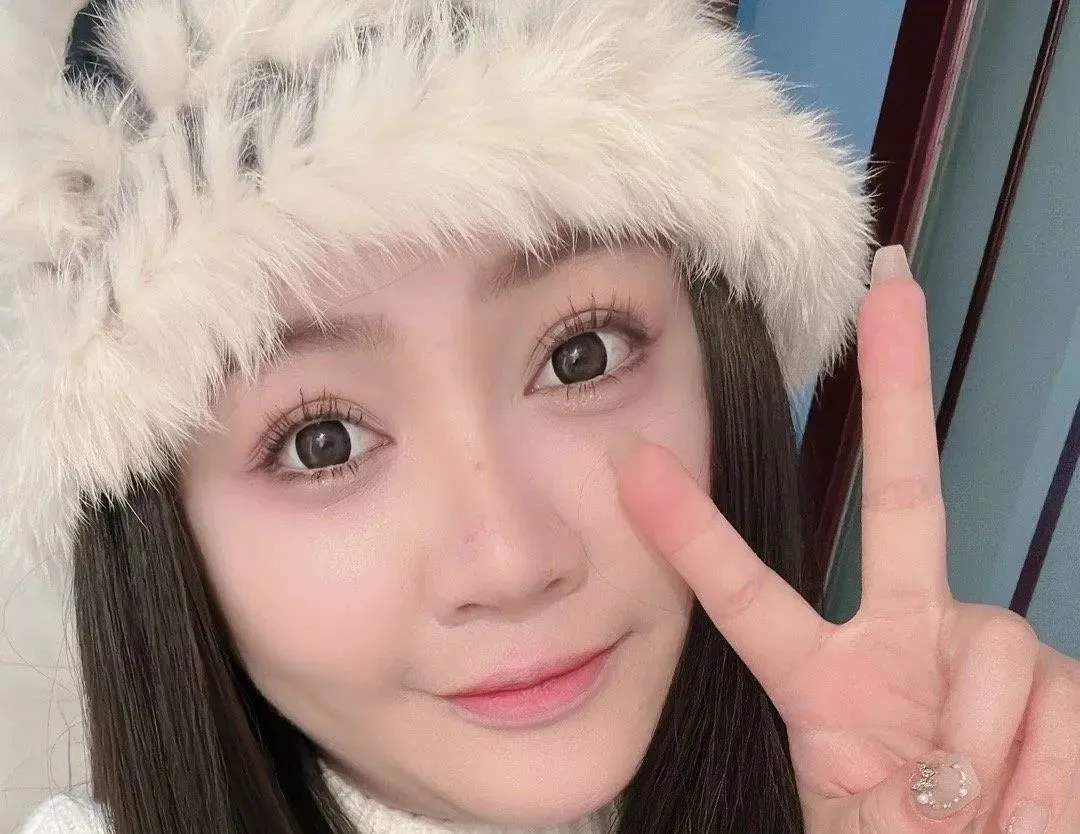 今日吃瓜：女网红从小被继父侵犯，亲妈竟还包庇人渣？_黑料正能量