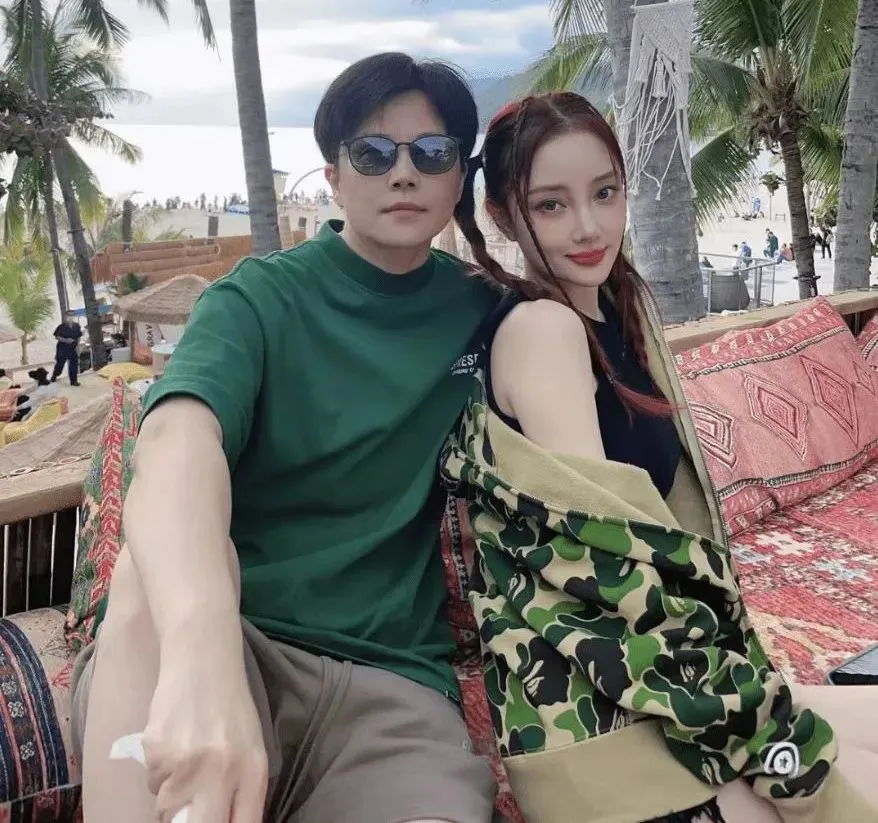 李小璐放飞自我了？双马尾配丝袜短裙，41岁身材似少女_黑料正能量