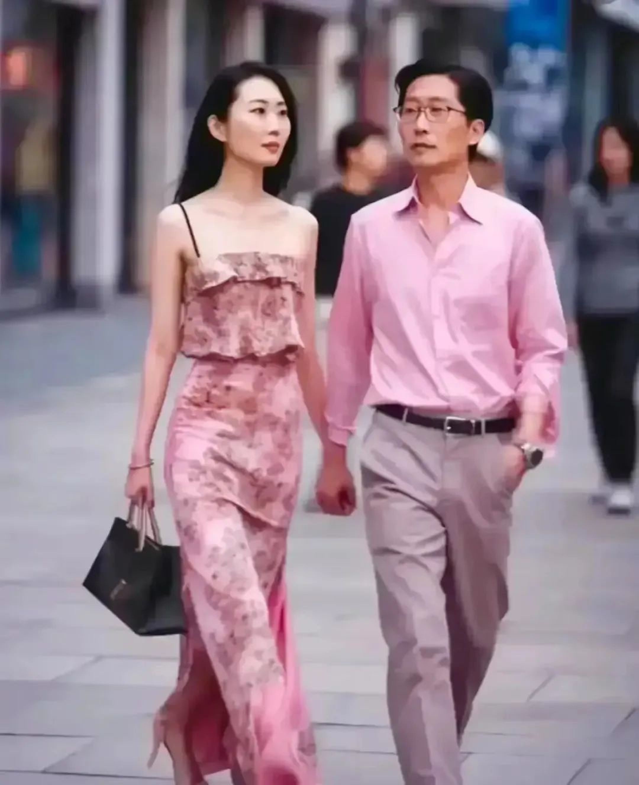 “董小姐”和老总街拍后，同款免职裙销量暴涨！街头引发“COS模仿秀”_黑料正能量