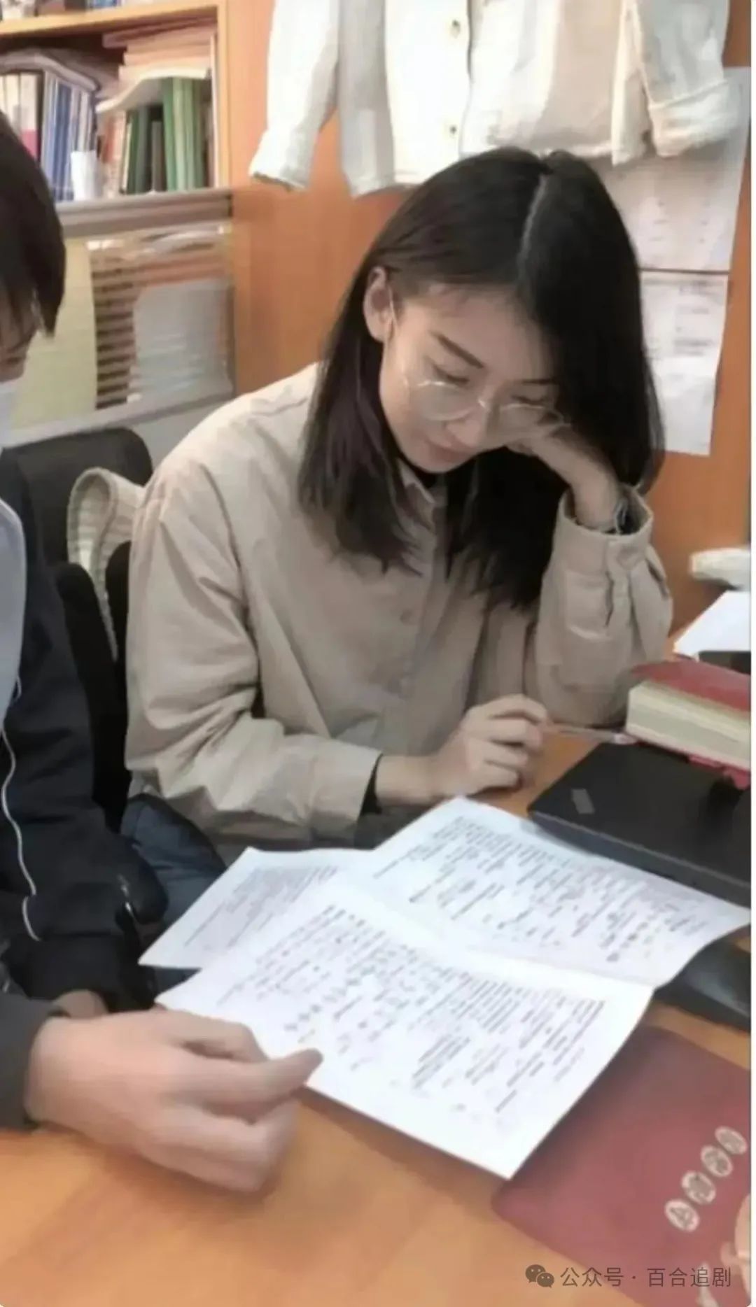 上海女教师和男学生聊天记录曝光，网友，你是真的饿了_黑料正能量