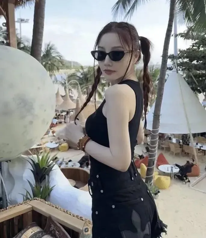 李小璐放飞自我了？双马尾配丝袜短裙，41岁身材似少女_黑料正能量