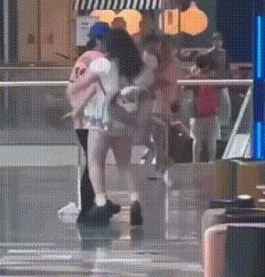 微胖女孩乌鸦坐飞机（震地姐），是什么梗？_黑料正能量