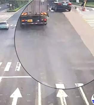 慢！what can i say？科比逆天粉丝8.24日运球过马路，出了车祸..._黑料正能量