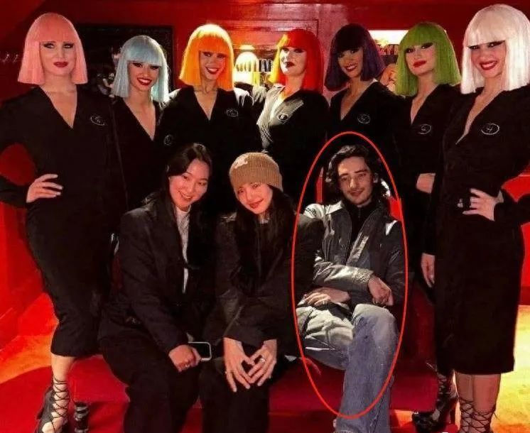 Lisa官宣要去疯马秀，和LV三公子约会表演脱衣热舞！为爱秒变脱衣舞娘吗？_黑料正能量