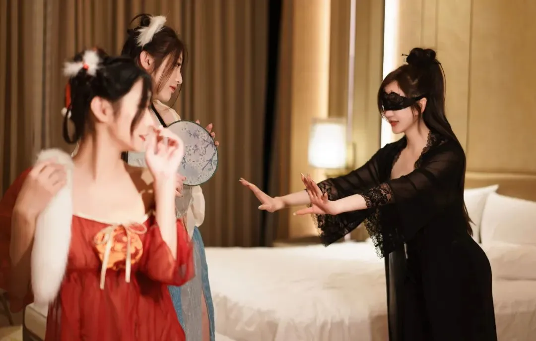 看着坐在大奔里的Bomi，我心动了_黑料正能量