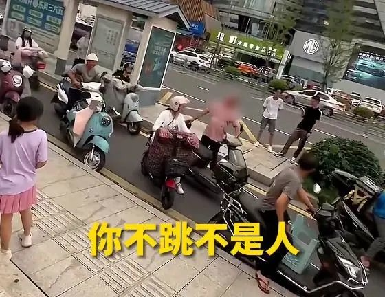 确认死亡！他本来不想跳，是路人起哄：“不跳不是人”！起哄者已被找到。_黑料正能量