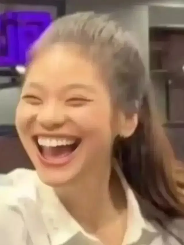 “宝马冰激凌”持续发酵，女孩长裙被拖拽走光，人性需要被尊重。_黑料正能量