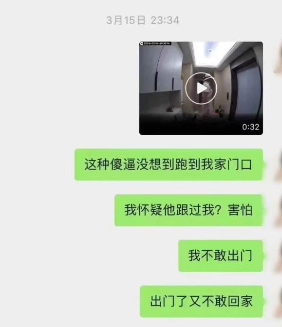 辣眼睛！肥宅男穿粉色JK+白.斯+高跟鞋在小姐姐家门口搔首弄姿_黑料正能量