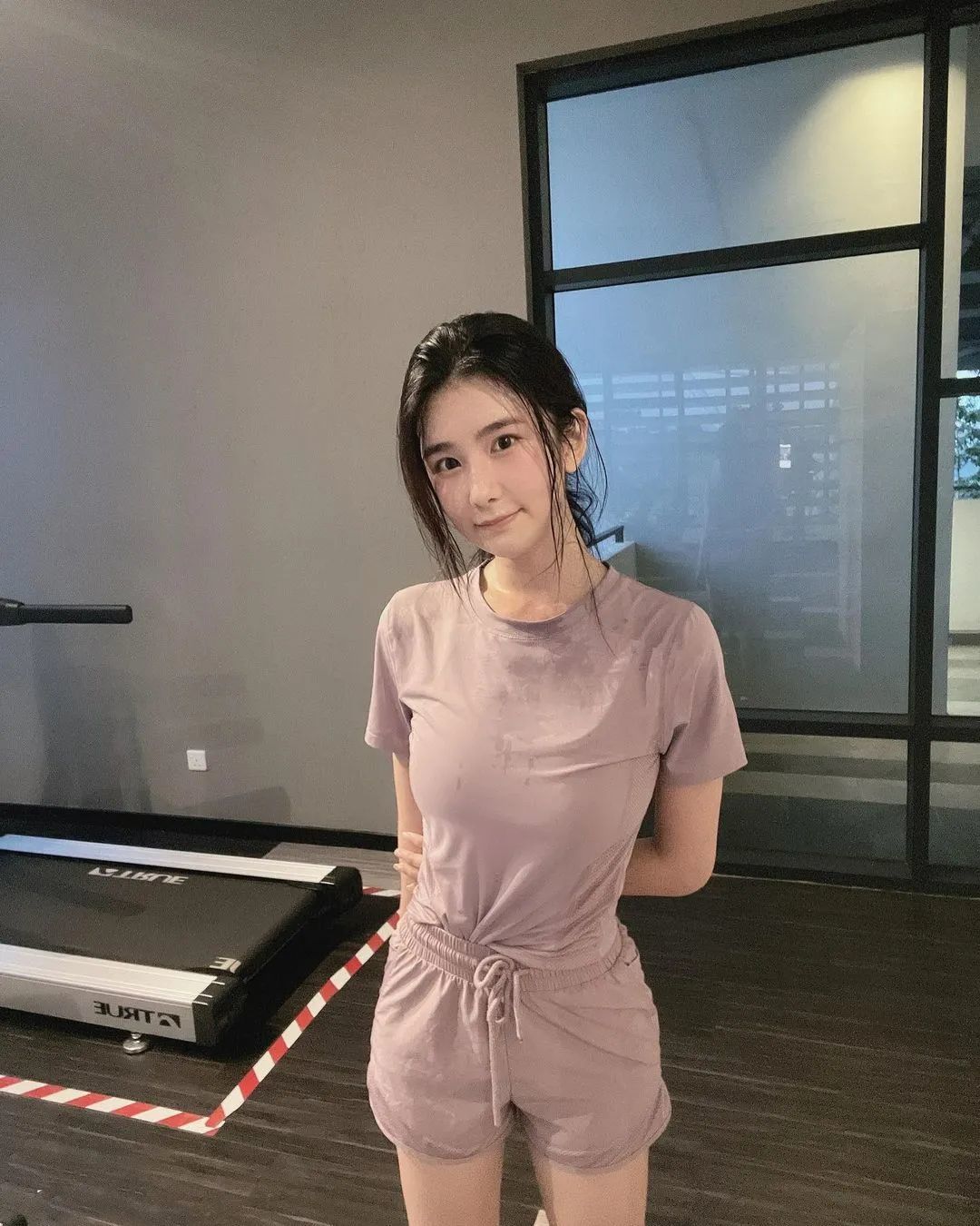 马来网红蔡昀希，纤细腰身，傲人曲线，才貌双全，热爱运动_黑料正能量