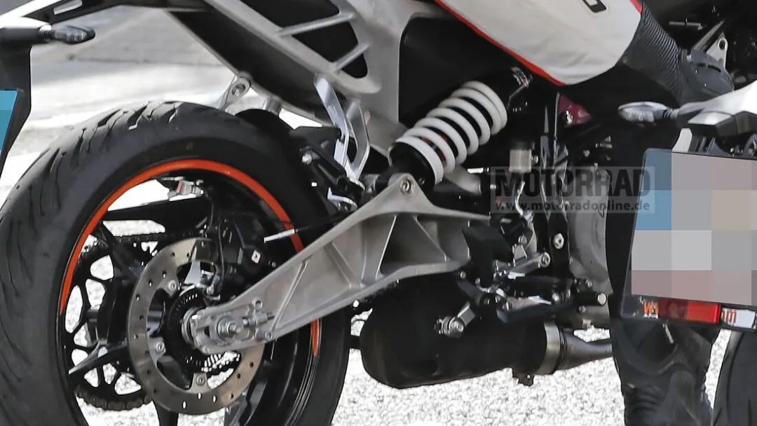 KTM 入门级街车390 Duke ，跑车RC390或将升级，新款路测车曝光_黑料正能量