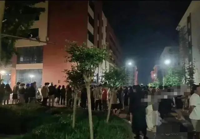 四川传媒学院小情侣教室演活春宫，网传小姐姐身材一级棒！_黑料正能量