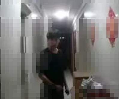 辣眼睛！肥宅男穿粉色JK+白.斯+高跟鞋在小姐姐家门口搔首弄姿_黑料正能量