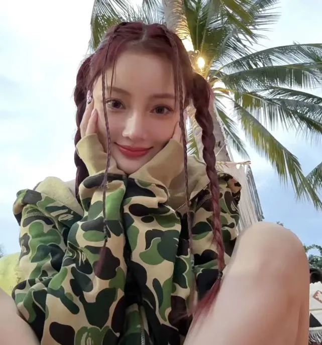 李小璐放飞自我了？双马尾配丝袜短裙，41岁身材似少女_黑料正能量