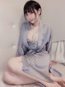 周叽是可爱兔兔：一个文静女孩的可爱故事