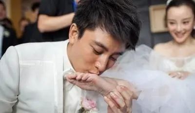男女交往，男人越爱“吻”你三个地方，越能说明爱你很深，别不信_黑料正能量