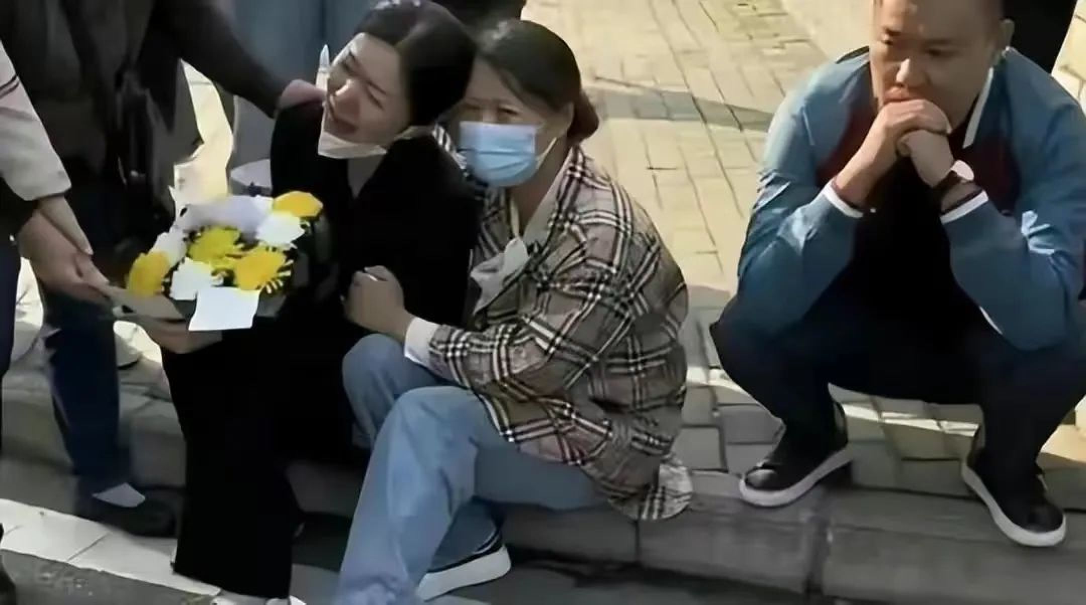 太悲惨了！孩子被碾压后，93年妈妈跳楼身亡，刘学州事件再度上演_黑料正能量