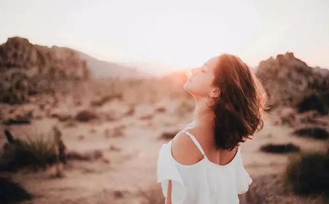 女人对男人动心，会有这几种“生理反应”，再矜持的她也掩饰不了_黑料正能量