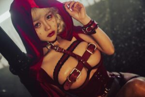 风格百变的coser晕崽zz，展现知性御姐与甜美萝莉的独特魅力