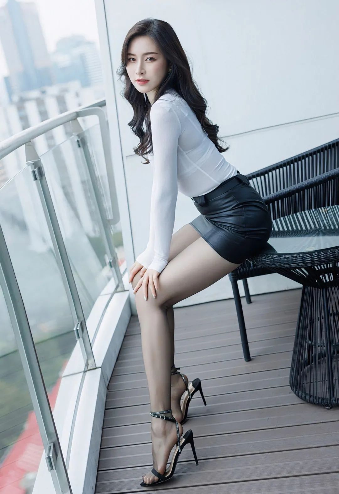 黑丝薄 皮裤紧 上衣白透 Vanessa 剧情写真_黑料正能量
