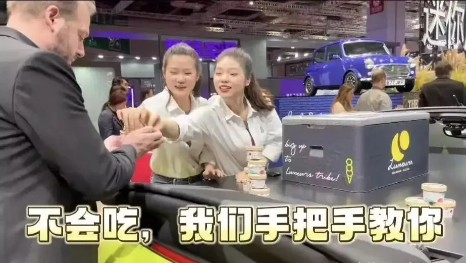 “宝马冰激凌”持续发酵，女孩长裙被拖拽走光，人性需要被尊重。_黑料正能量