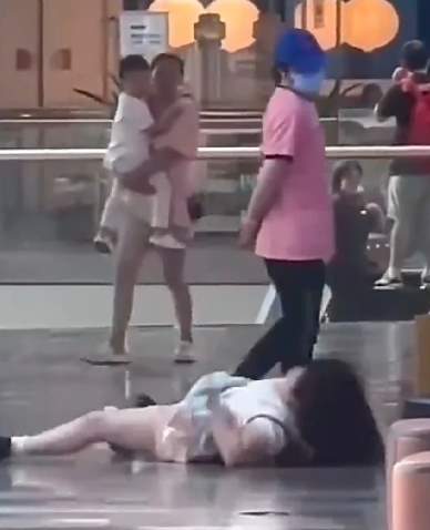 微胖女孩乌鸦坐飞机（震地姐），是什么梗？_黑料正能量