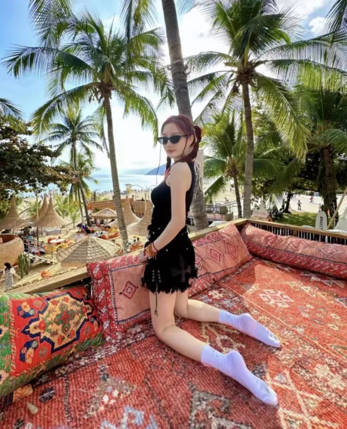 李小璐放飞自我了？双马尾配丝袜短裙，41岁身材似少女_黑料正能量
