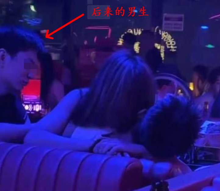 成都辰色酒馆三人2分33秒，现在年轻人玩的尺度这么大吗？_黑料正能量