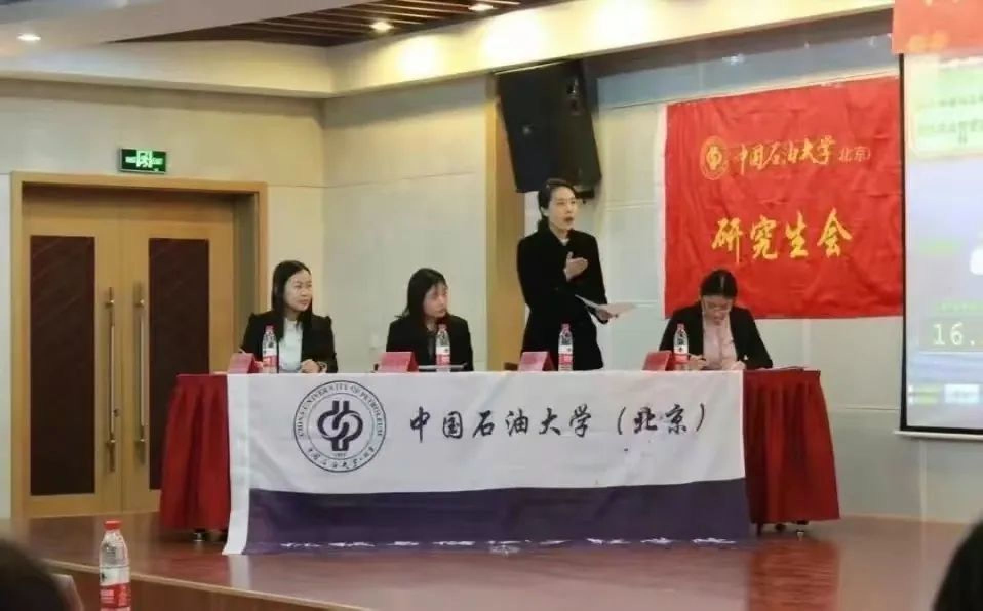 纪委出手，全网8张“董小姐”私人美照曝光，终于理解了国企老总的“苦衷”_黑料正能量