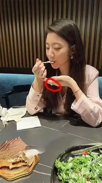 从落地窗到“厕所门”，张津瑜太可惜了，手上戴的戒指露馅了_黑料正能量