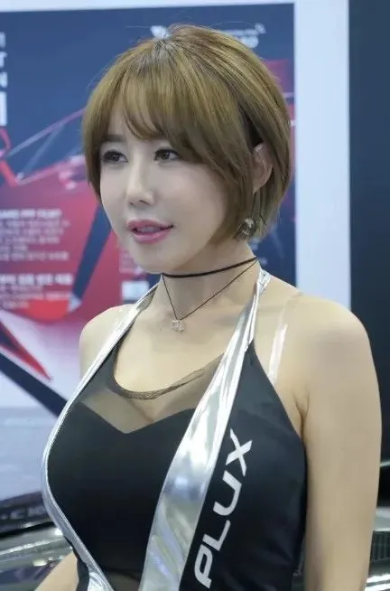 真没穿内裤？上海车展宾利女销售被曝不雅照，丑恶嘴脸尽收眼底_黑料正能量