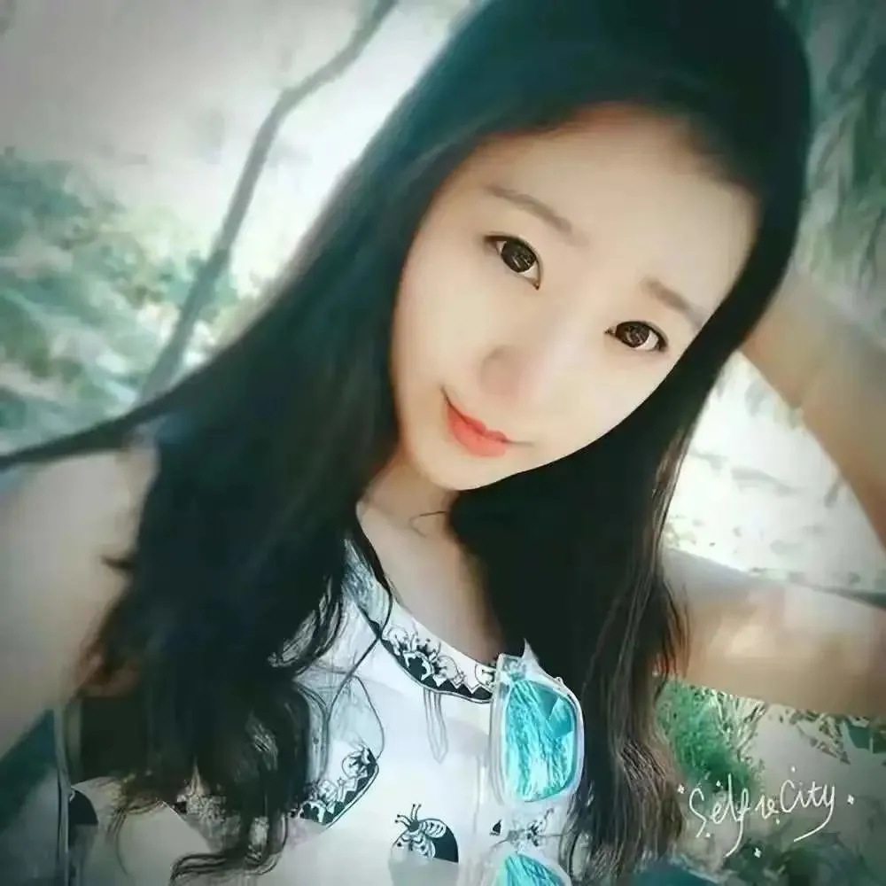 从落地窗到“厕所门”，张津瑜太可惜了，手上戴的戒指露馅了_黑料正能量