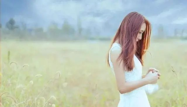 女人对男人动心，会有这几种“生理反应”，再矜持的她也掩饰不了_黑料正能量