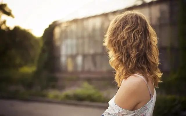 女人对男人动心，会有这几种“生理反应”，再矜持的她也掩饰不了_黑料正能量