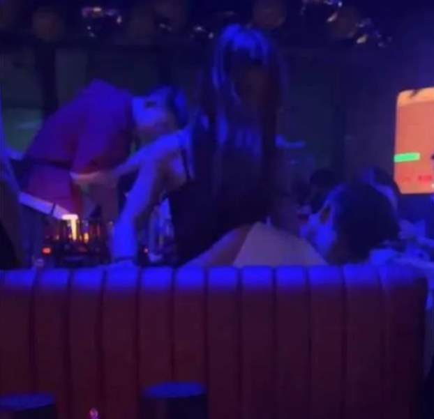 成都辰色酒馆三人2分33秒，现在年轻人玩的尺度这么大吗？_黑料正能量